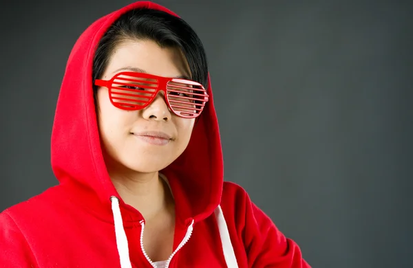 Zelfverzekerde vrouw op zoek naar camera — Stockfoto