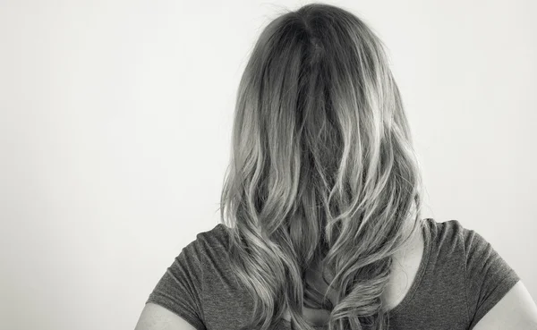 Vrouw met handen op de heupen — Stockfoto