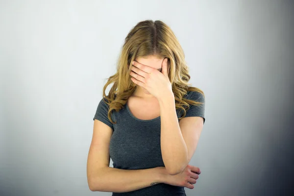 Donna si vergogna di nascondere la faccia in mano — Foto Stock