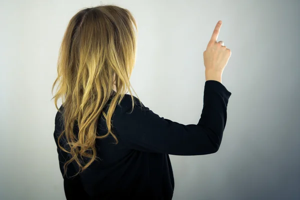 Woman wijzend terug — Stockfoto