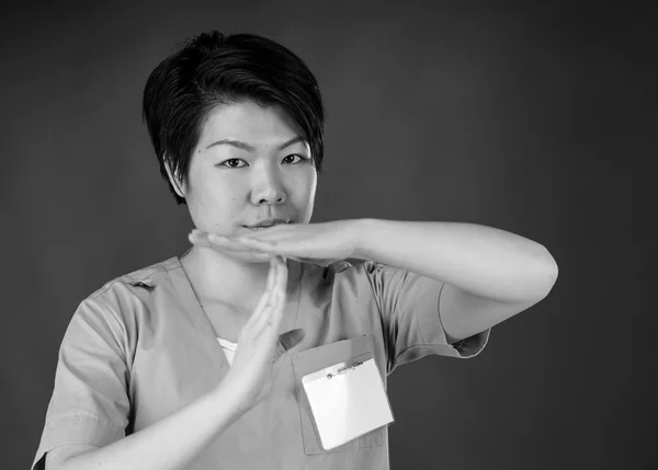 打手势中断标志与手的女人 — 图库照片