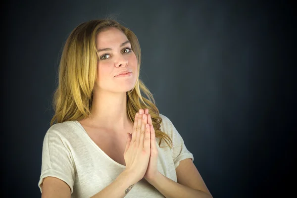 Mujer rezando y deseando —  Fotos de Stock