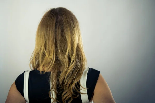 Mulher atraente com cabelo loiro — Fotografia de Stock