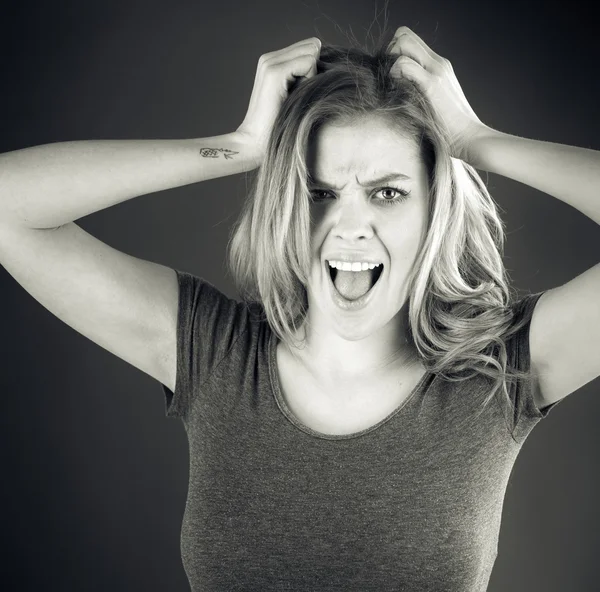 Modelo estressado puxando pelos — Fotografia de Stock