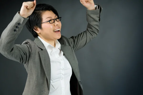 Vrouw vieren van succes met vuisten omhoog — Stockfoto