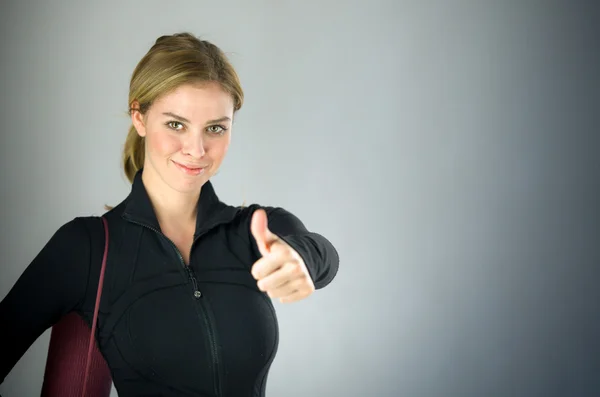 Vrouw gebaren duim omhoog teken — Stockfoto