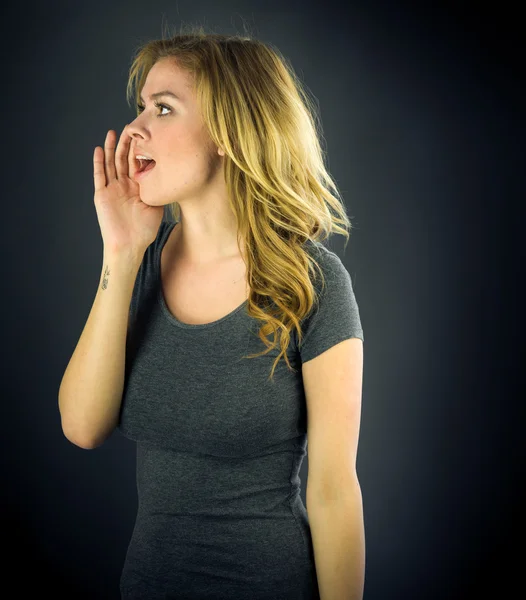 Vrouw roepen en schreeuwen — Stockfoto