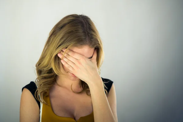 Donna si vergogna di nascondere la faccia in mano — Foto Stock