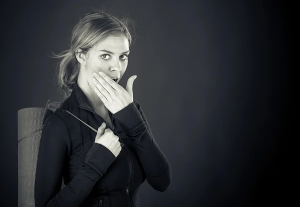 Kvinna som täcker hennes mun för hand — Stockfoto