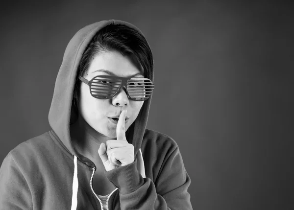 ผู้หญิงขอความเงียบด้วยนิ้วบนริมฝีปาก — ภาพถ่ายสต็อก