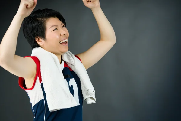 Mujer celebrando el éxito con los puños en alto — Foto de Stock