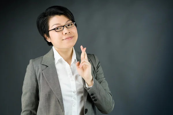 Vrouw met vingers gekruist voor geluk — Stockfoto