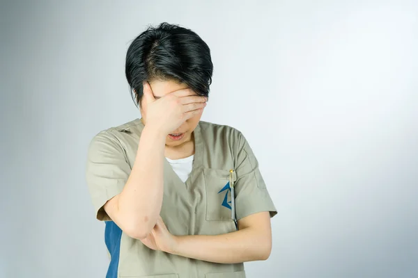 Vrouw beschaamd verbergen gezicht in de hand — Stockfoto