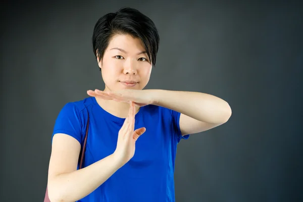 Kobieta gestem znak podziału z rąk — Zdjęcie stockowe