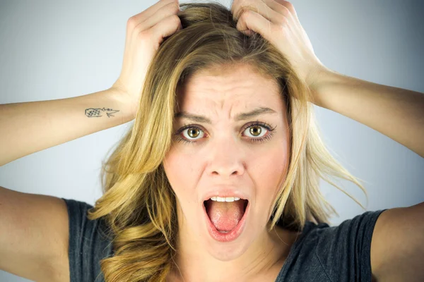 Mulher estressada puxando pelos — Fotografia de Stock