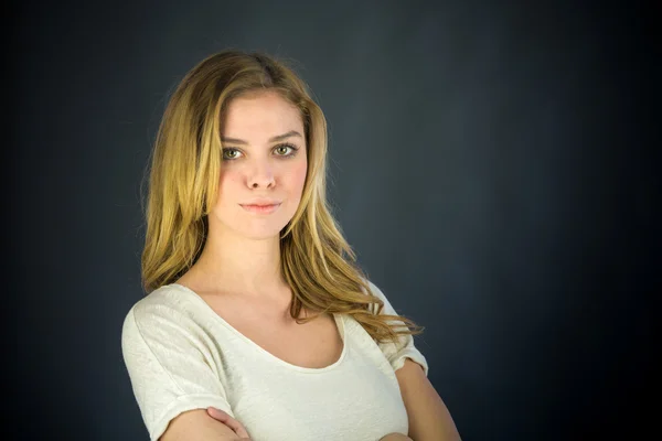 Mulher sorrindo com braços cruzados — Fotografia de Stock