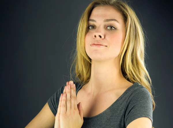 Женщина молится и желает — стоковое фото