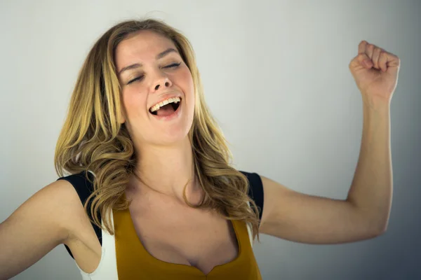 Kvinnan ler med lyftta räcker — Stockfoto