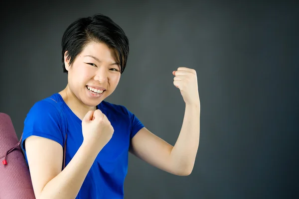 Vrouw vieren van succes met vuisten omhoog — Stockfoto