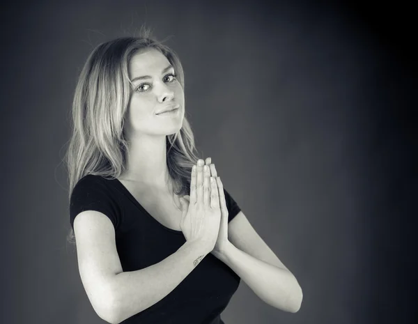 Mulher orando e desejando — Fotografia de Stock