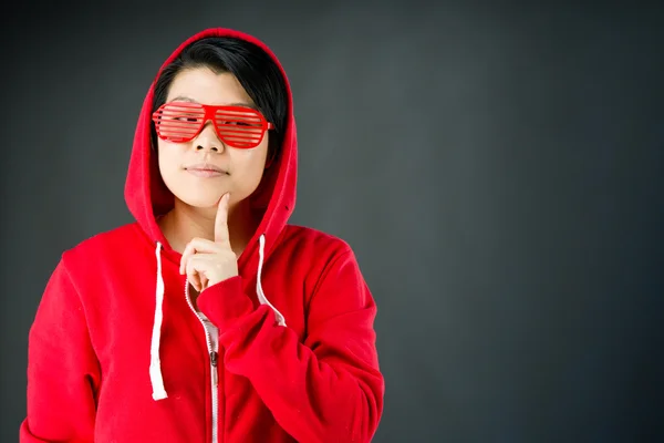 Frau denkt mit dem Finger am Kinn — Stockfoto