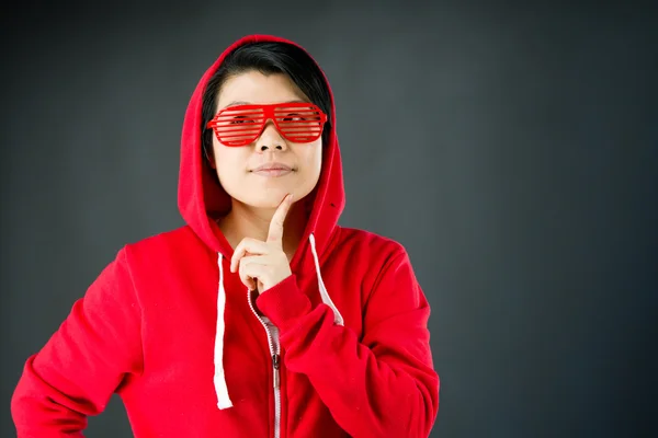 Kvinna som tänker med finger på hakan — Stockfoto