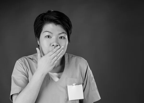 Geschokt vrouw die betrekking hebben op haar mond met de hand — Stockfoto