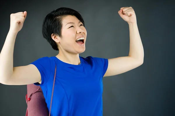 Vrouw vieren van succes met vuisten omhoog — Stockfoto