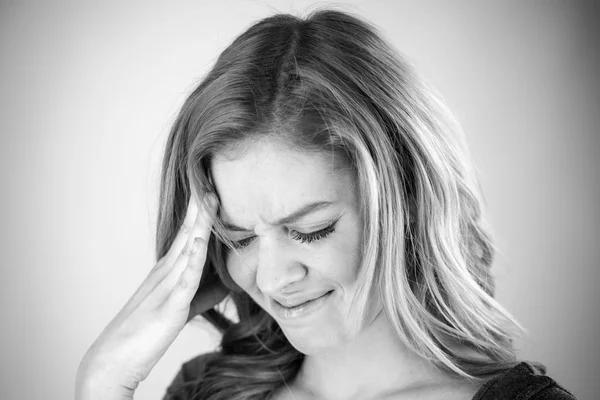 Kvinna som lider av förvirrad huvudvärk — Stockfoto
