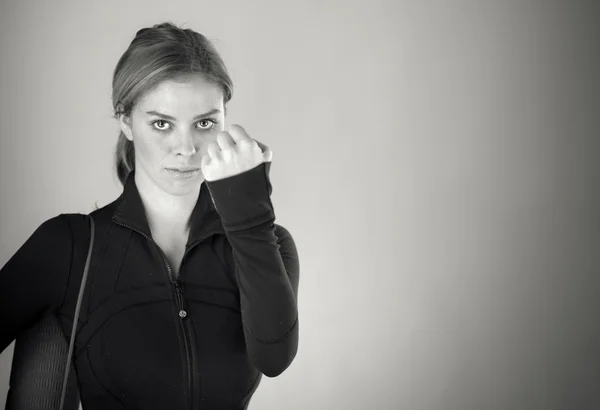 Mujer mostrando su puño —  Fotos de Stock