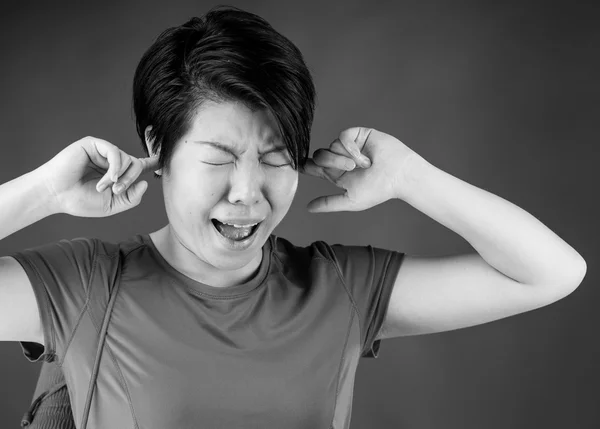 Mujer tapando las orejas con los dedos —  Fotos de Stock