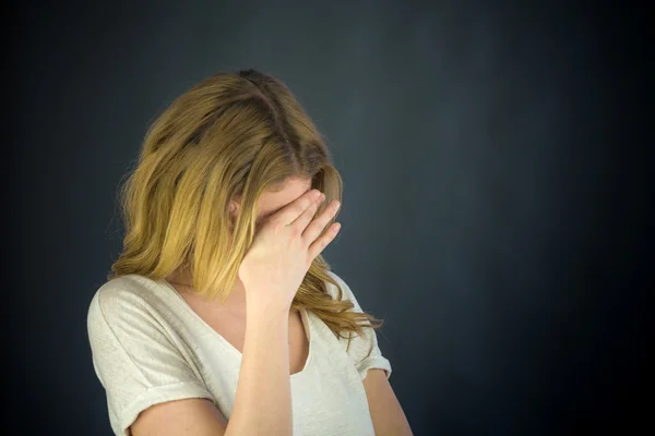 Donna si vergogna di nascondere la faccia in mano — Foto Stock