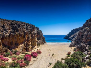 Uçurumlar arasında gökyüzüne karşı sahilin manzarası