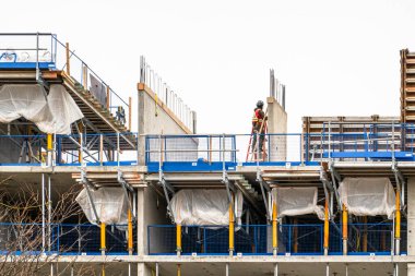 Üzerinde koruma şapkası olan mühendis görüntüsü