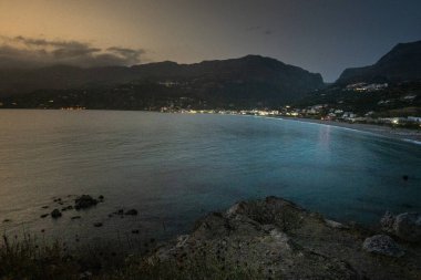 Alacakaranlıkta şehrin güzel manzarası