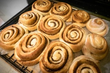 Tarçınlı çöreği fırında pişirme tepsisinde yakın plan.