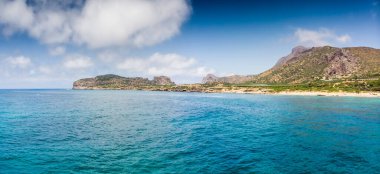 Bulutlara karşı dağlı mavi deniz manzarası