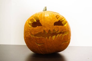 Beyaz arka planda Cadılar Bayramı balkabağının yakın plan resmi