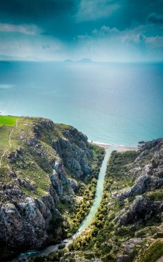 Yunanistan 'ın güneyindeki Libya deniz ve palmiye ormanlarındaki Preveli plajının manzarası