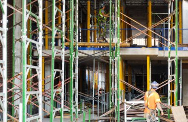 İnşaat alanında çalışan profesyonel mühendis.