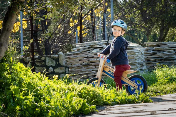 Porträt Eines Lächelnden Jungen Der Park Fahrrad Fährt — Stockfoto