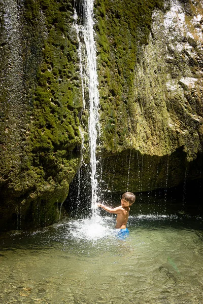 Jongen Neemt Douche Onder Natuurlijke Waterval — Stockfoto