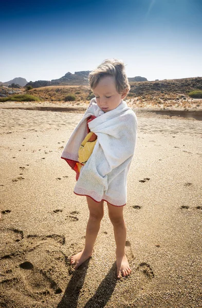 小男孩裹着毛巾在海滩上 — 图库照片