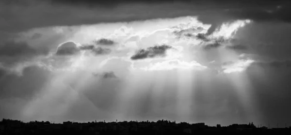 Dramatische Hemel Met Zonnestralen Die Door Wolken Barsten — Stockfoto