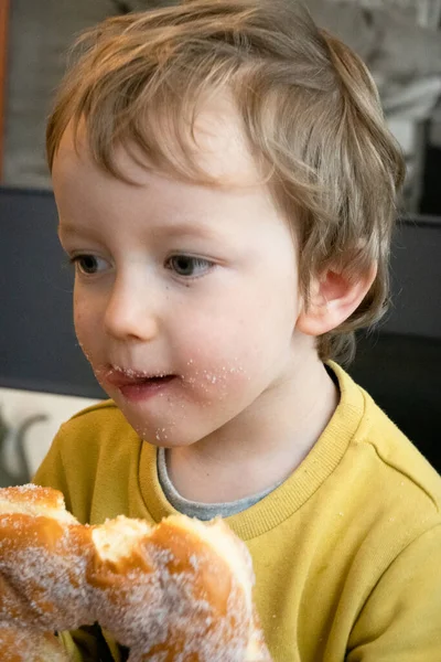 Ung Pojke Äter Kringla — Stockfoto