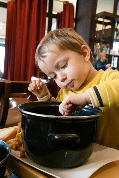 Närbild Söt Liten Pojke Som Lagar Mat Hemma — Stockfoto