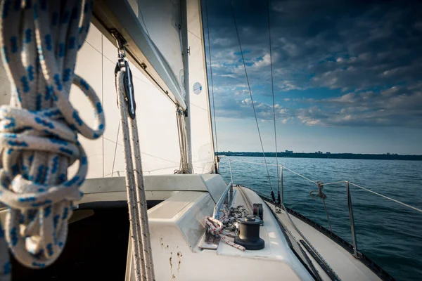 Gros Plan Bateau Passagers Flottant Sur Mer Contre Ciel — Photo