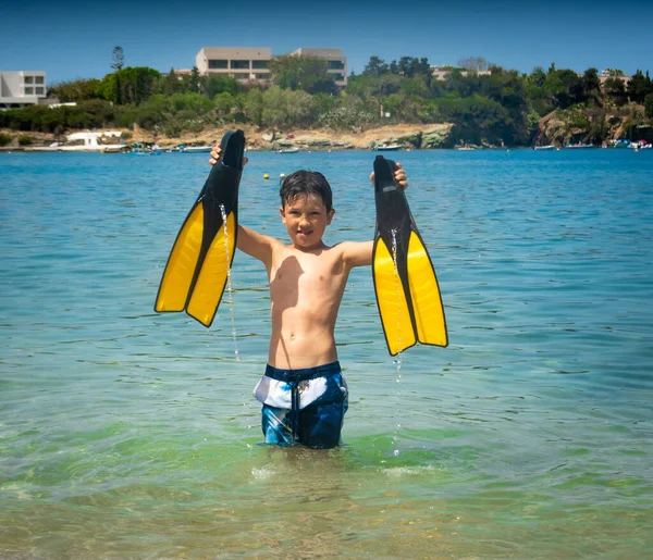 Retrato Boy Mostrando Aleta Buceo Pie Mar — Foto de Stock