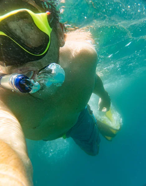 Pojke Snorkling Och Undervattensselfie — Stockfoto