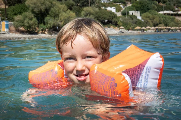 Szczęśliwy Chłopiec Zabawy Podczas Pływania Morzu — Zdjęcie stockowe